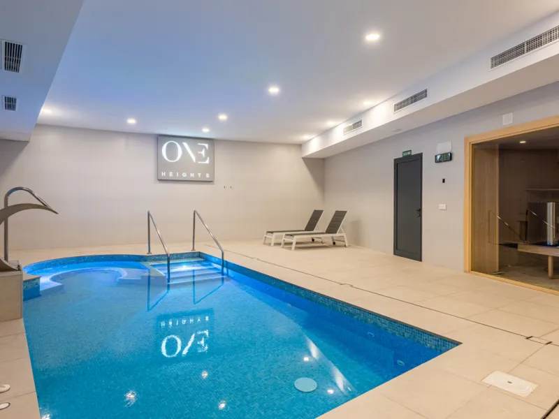 Amazing duplex penthouse with 360 views, situated in a commanding position at the top of the La Cala valley enjoying sweeping landscapes which stretch for miles, yet it is just an 8 minute drive to the centre of the La Cala village.  One Heights is a sele
