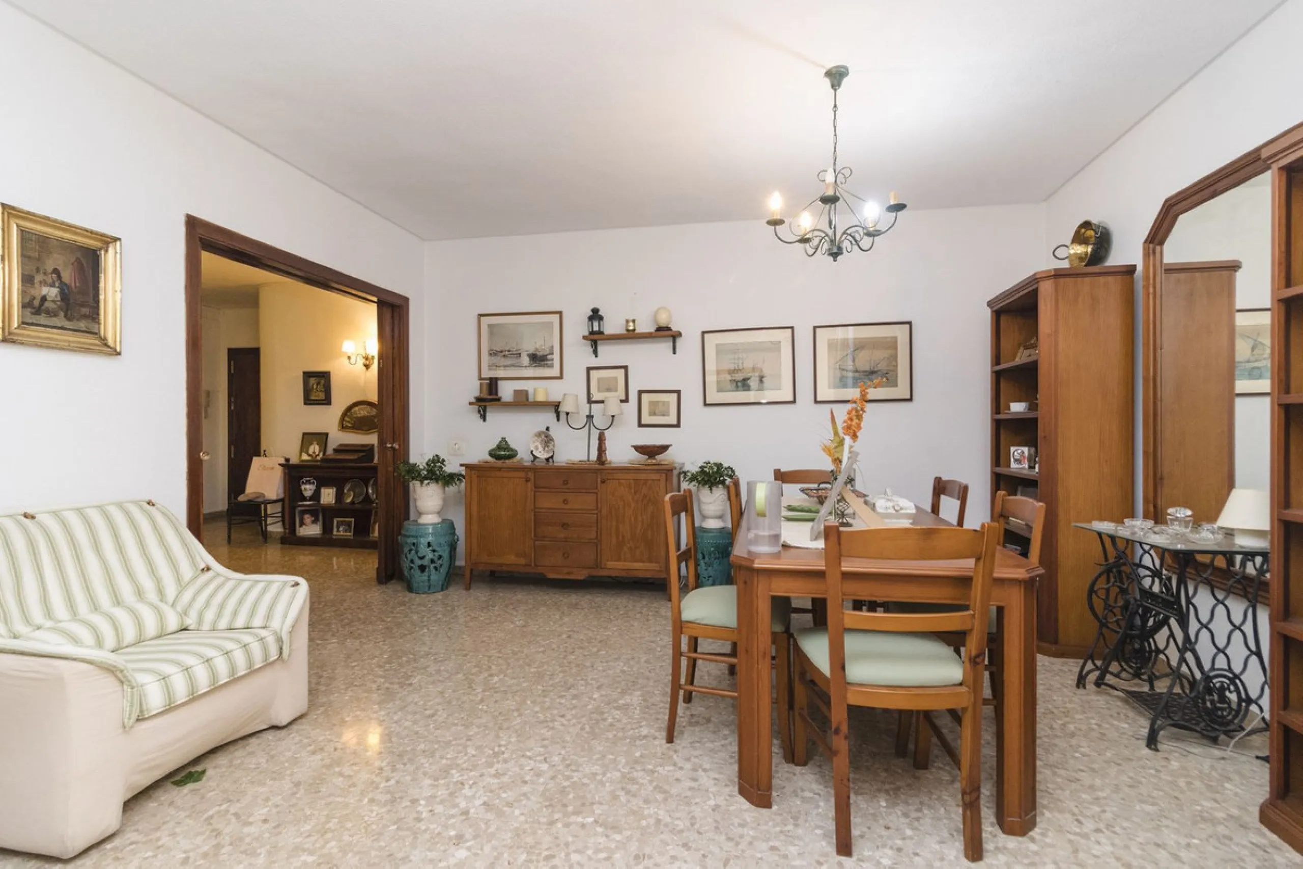 ???? Spacious Apartment on Paseo de Reding with Great Potential!