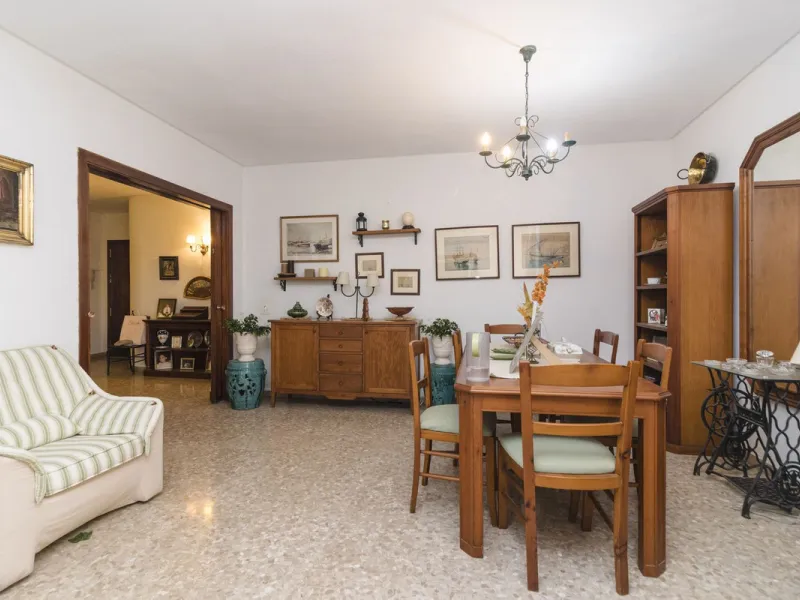 ???? Spacious Apartment on Paseo de Reding with Great Potential!