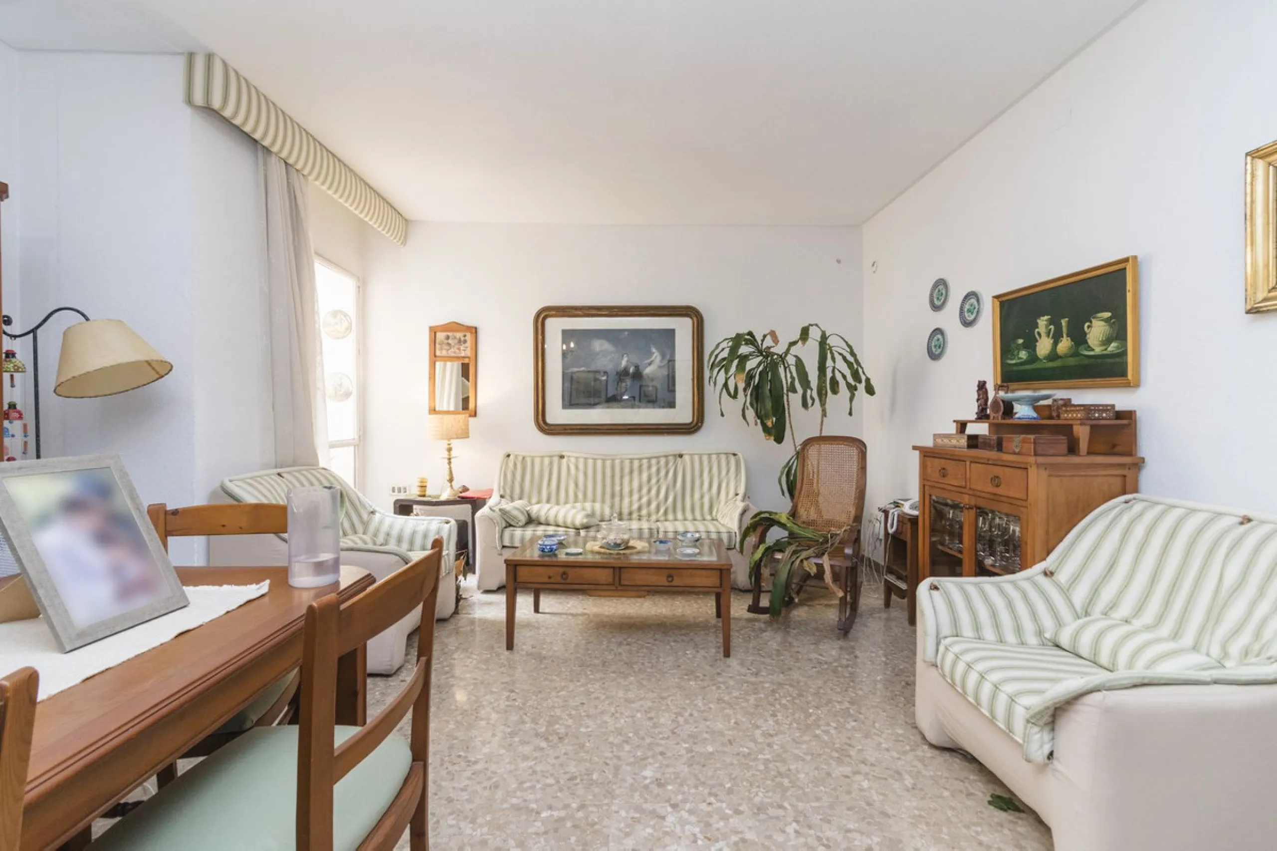 ???? Spacious Apartment on Paseo de Reding with Great Potential!