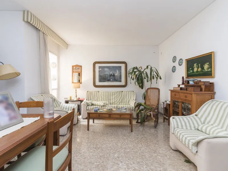 ???? Spacious Apartment on Paseo de Reding with Great Potential!