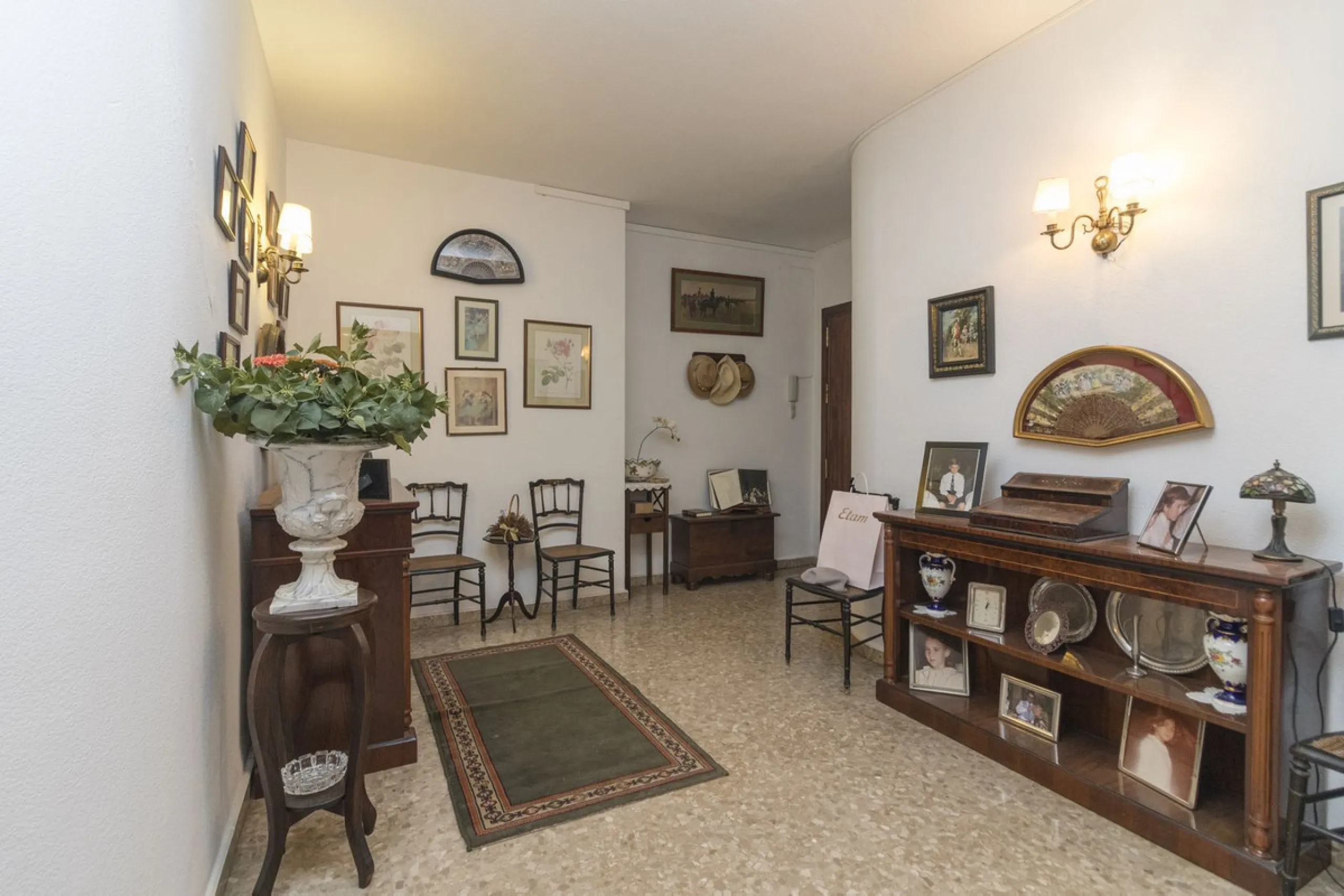 ???? Spacious Apartment on Paseo de Reding with Great Potential!
