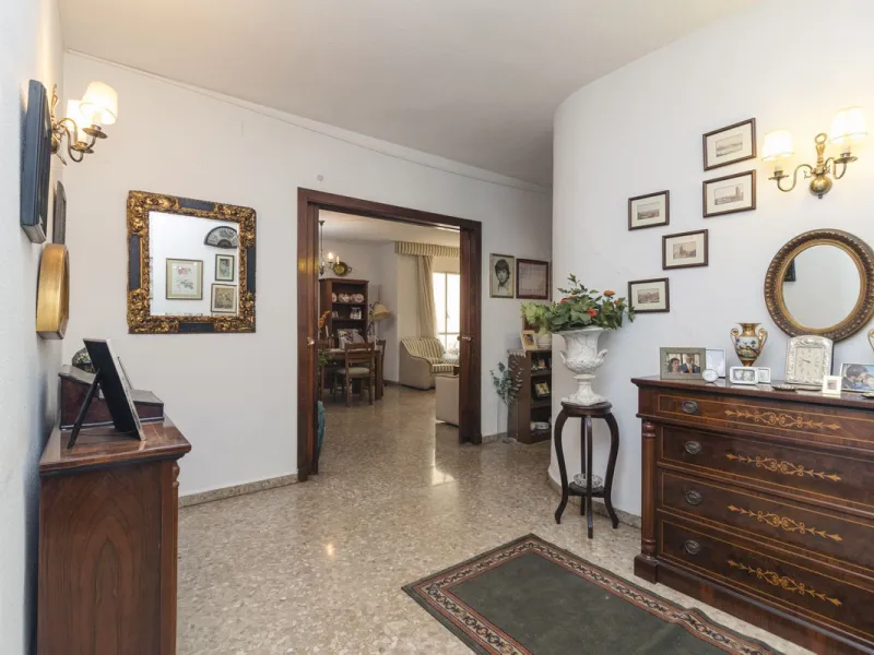 ???? Spacious Apartment on Paseo de Reding with Great Potential!