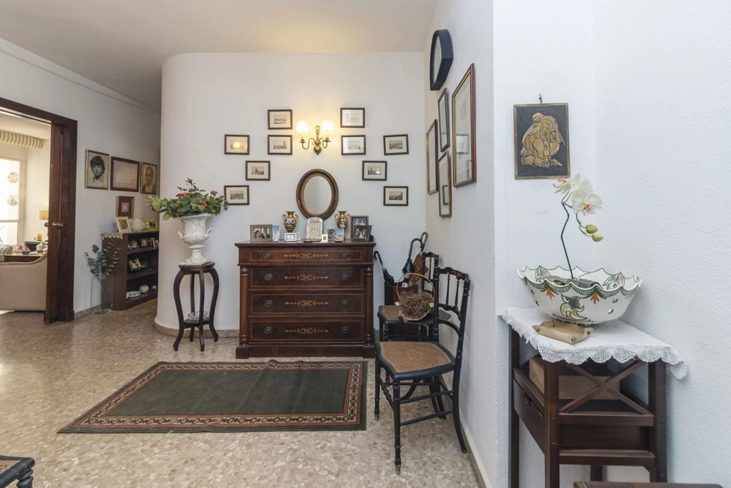???? Spacious Apartment on Paseo de Reding with Great Potential!