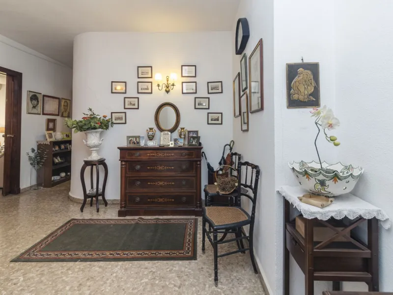 ???? Spacious Apartment on Paseo de Reding with Great Potential!