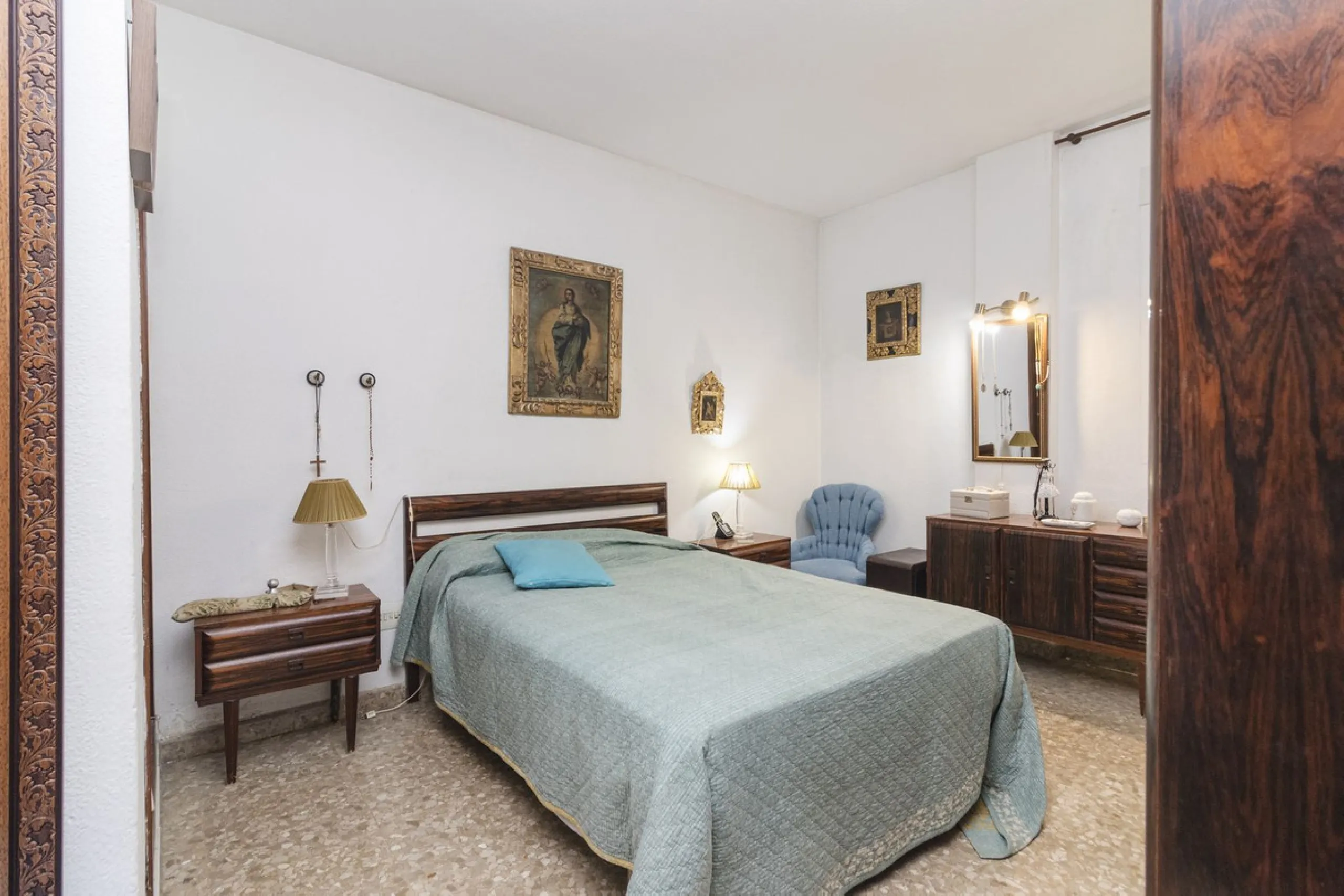 ???? Spacious Apartment on Paseo de Reding with Great Potential!