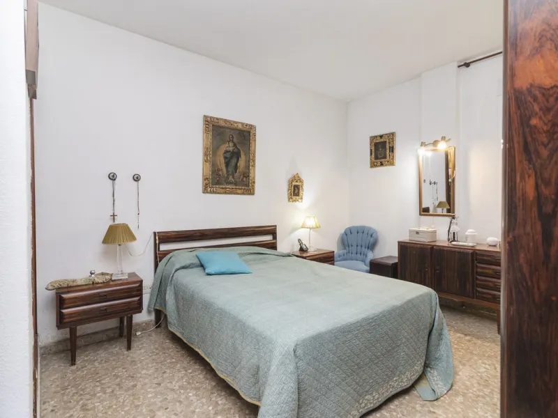 ???? Spacious Apartment on Paseo de Reding with Great Potential!