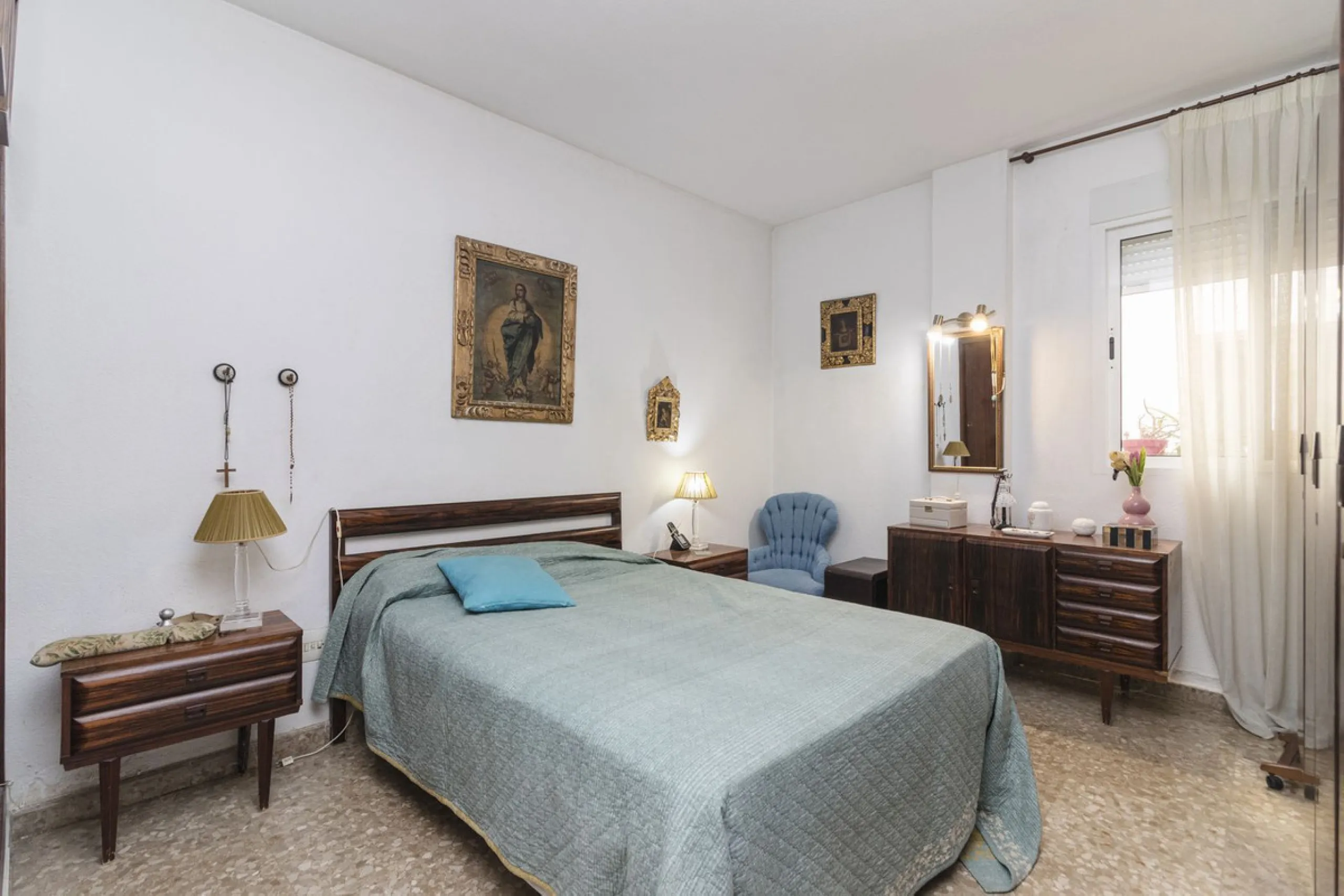 ???? Spacious Apartment on Paseo de Reding with Great Potential!