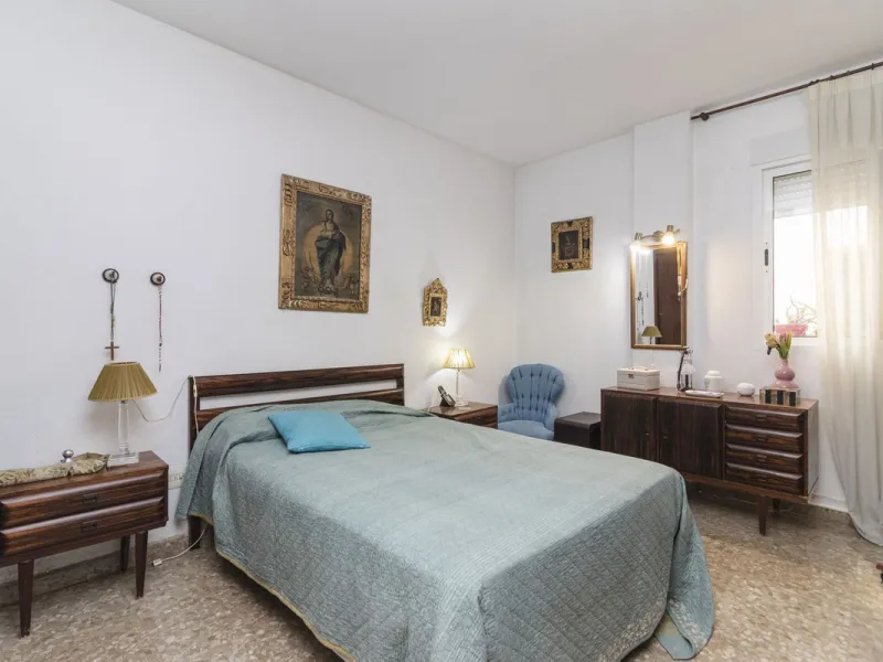 ???? Spacious Apartment on Paseo de Reding with Great Potential!