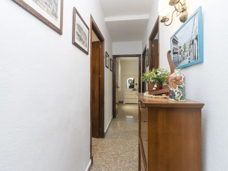 ???? Spacious Apartment on Paseo de Reding with Great Potential!