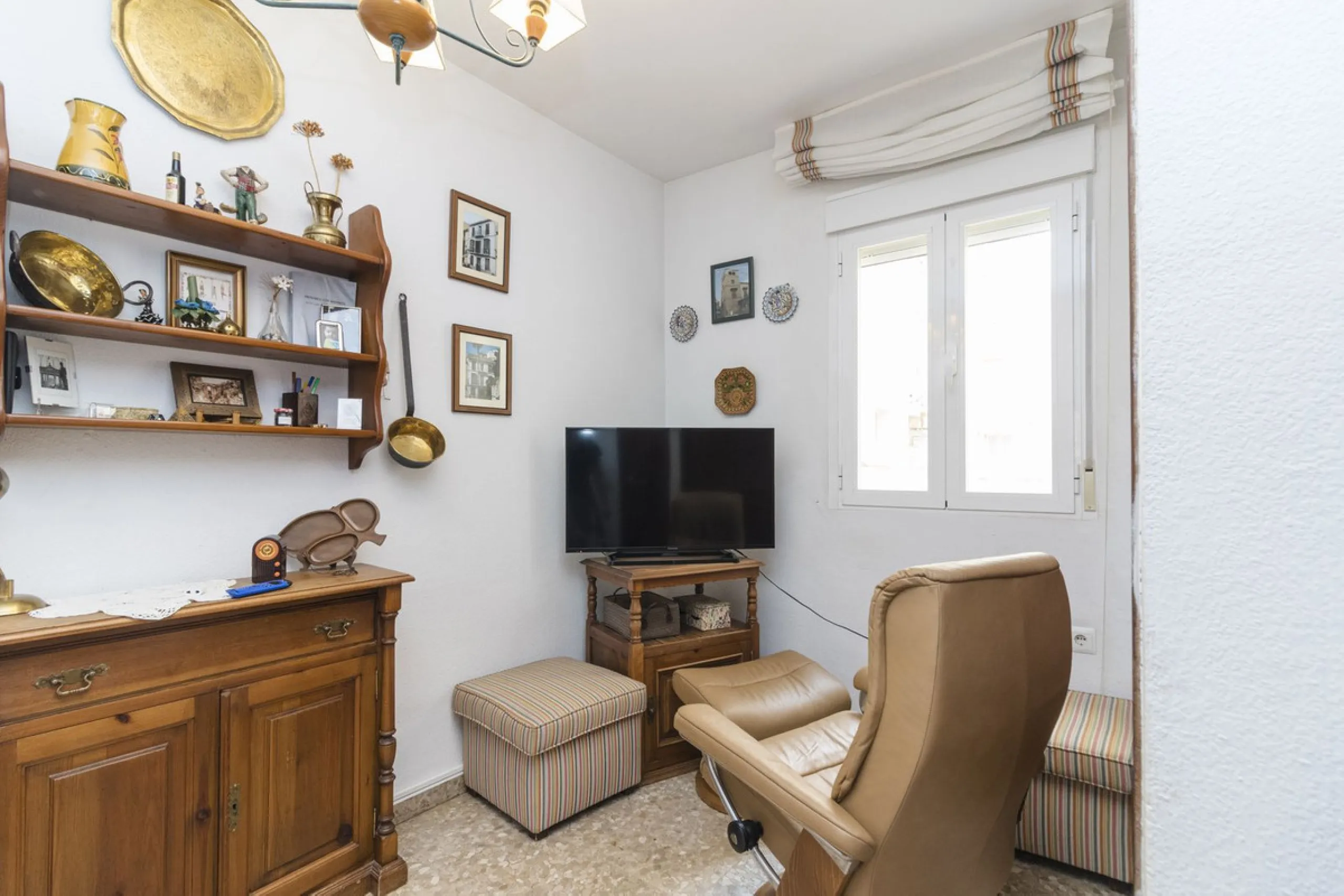 ???? Spacious Apartment on Paseo de Reding with Great Potential!