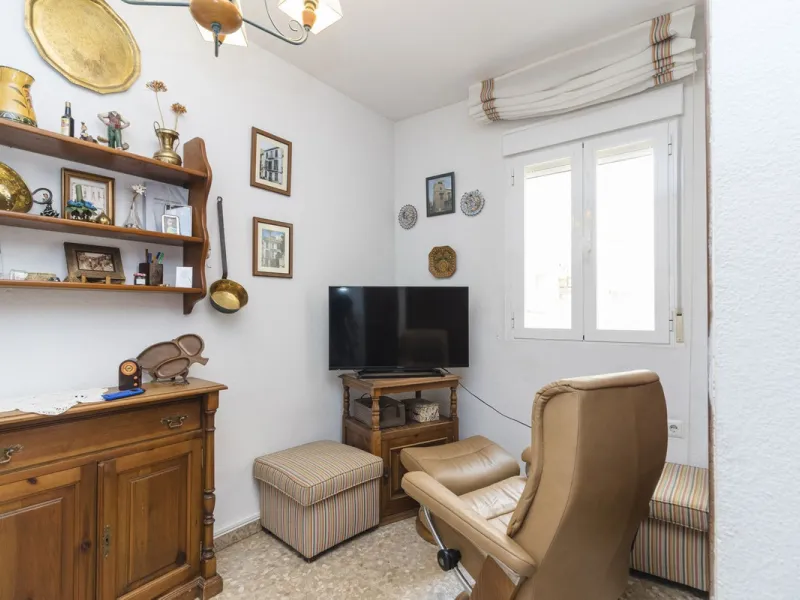 ???? Spacious Apartment on Paseo de Reding with Great Potential!