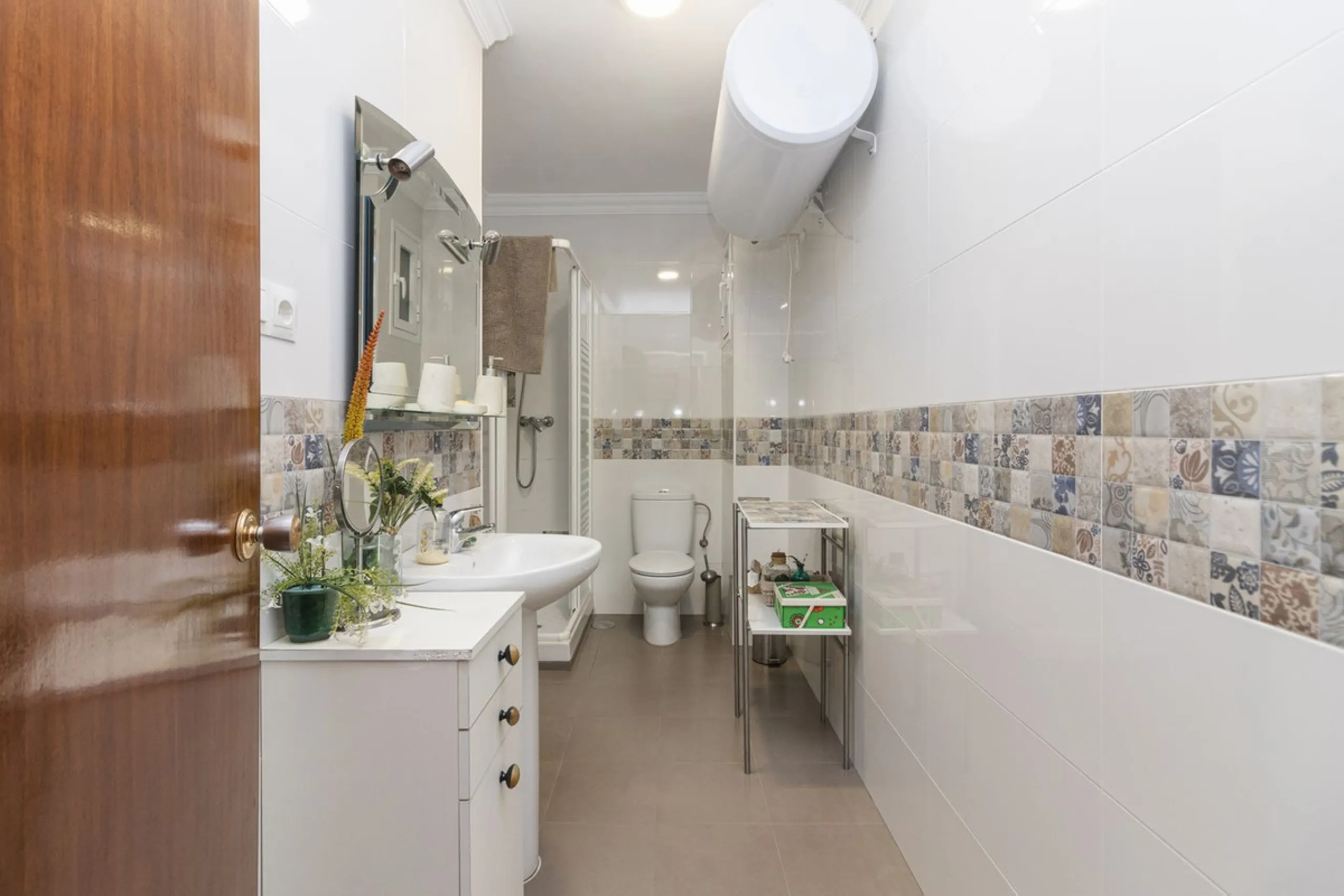 ???? Spacious Apartment on Paseo de Reding with Great Potential!