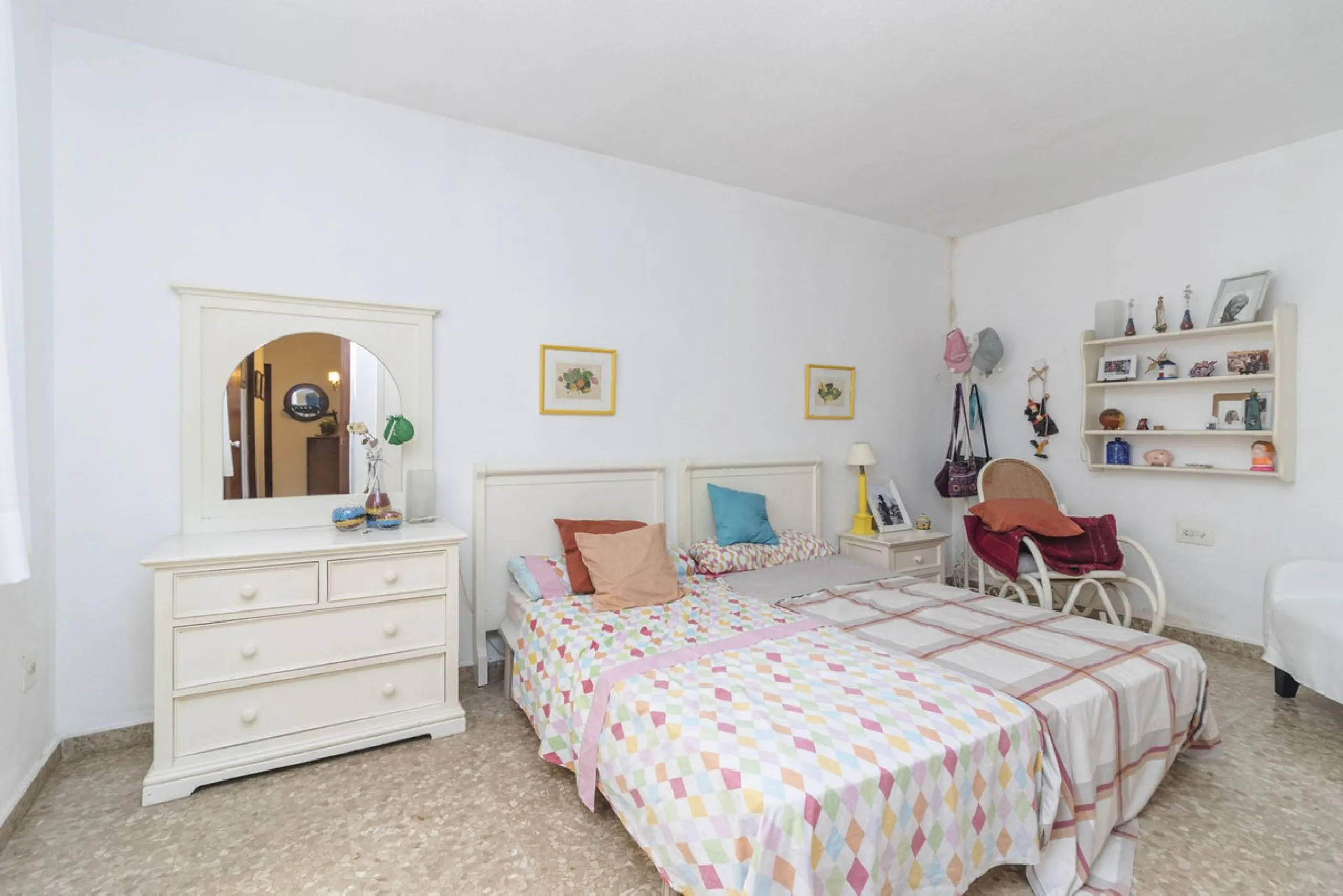 ???? Spacious Apartment on Paseo de Reding with Great Potential!
