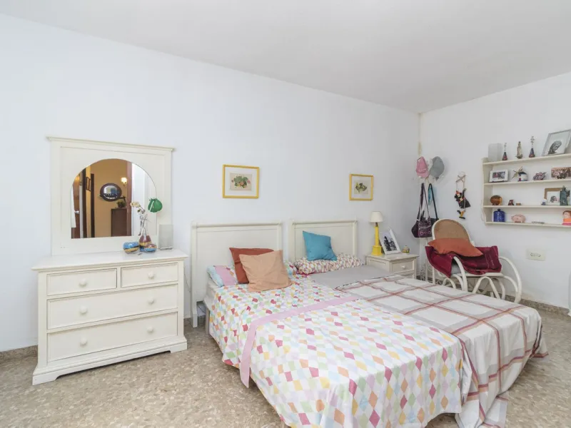 ???? Spacious Apartment on Paseo de Reding with Great Potential!
