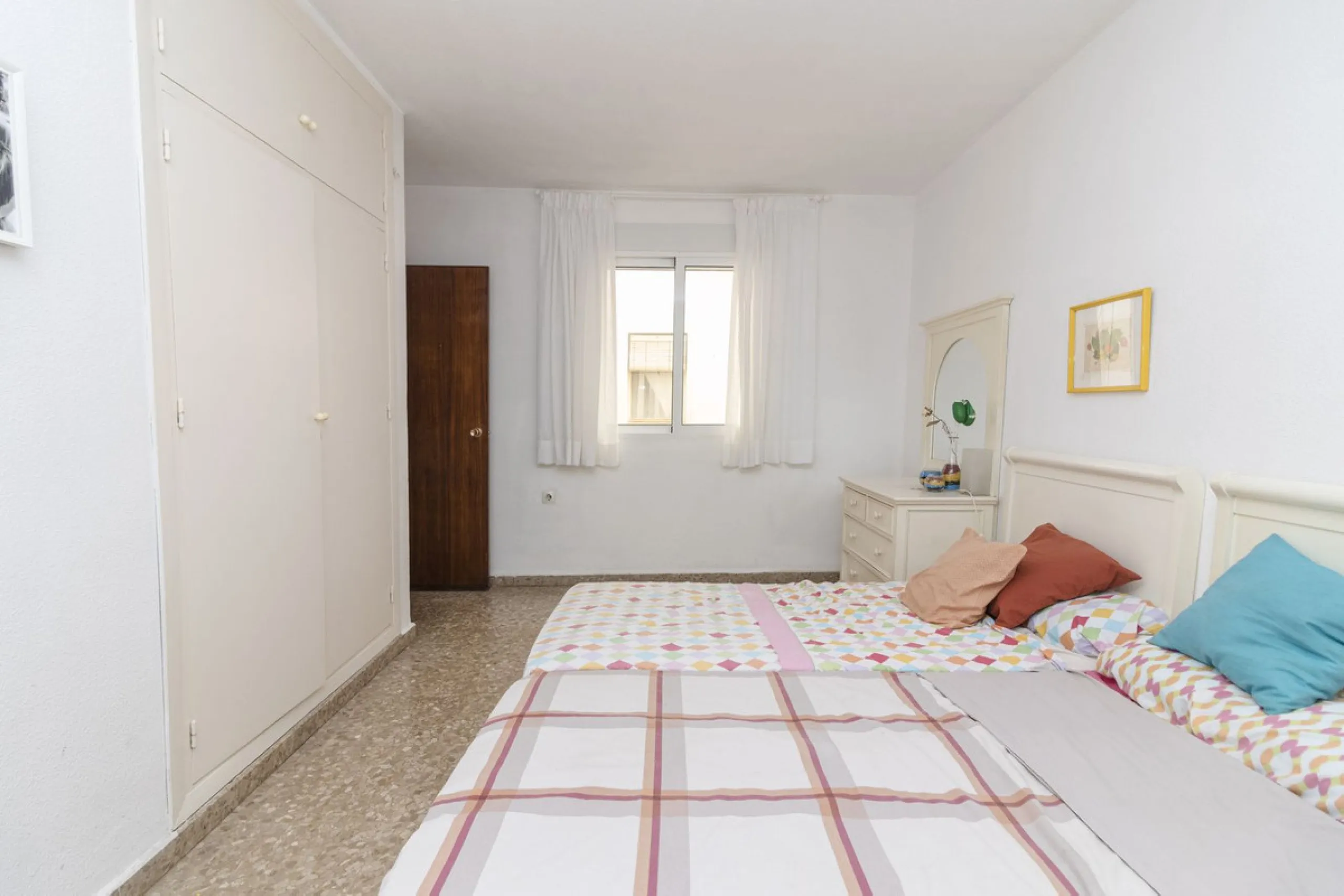 ???? Spacious Apartment on Paseo de Reding with Great Potential!