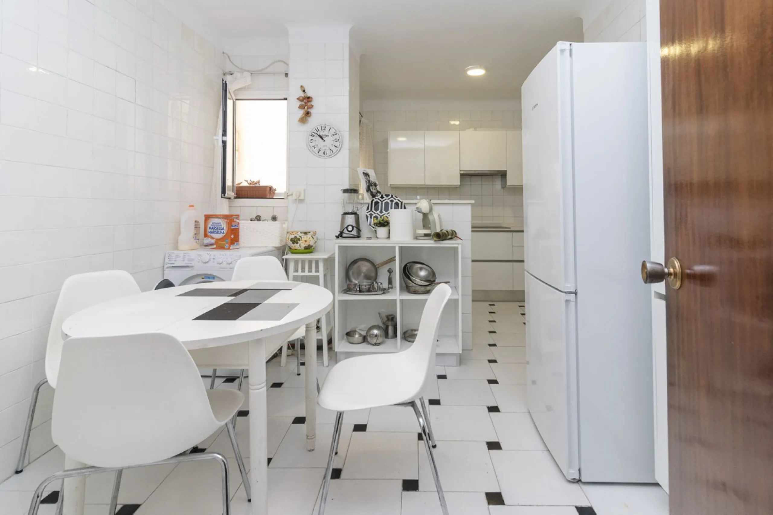 ???? Spacious Apartment on Paseo de Reding with Great Potential!