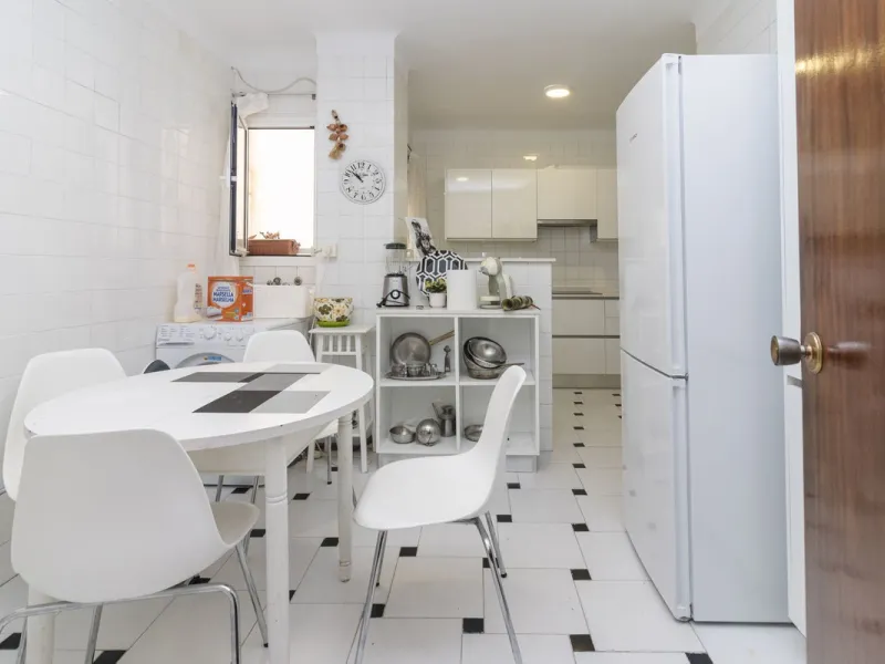 ???? Spacious Apartment on Paseo de Reding with Great Potential!