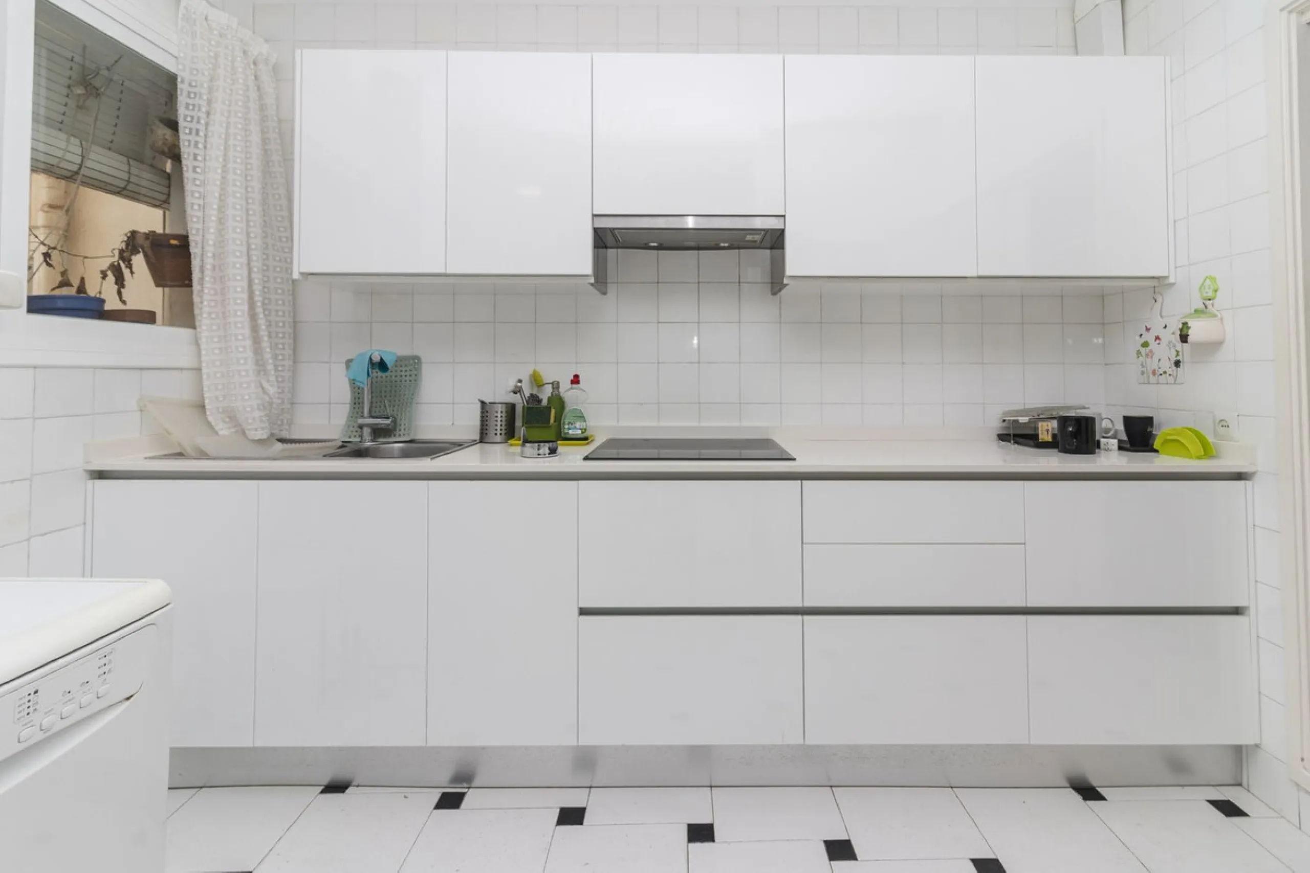 ???? Spacious Apartment on Paseo de Reding with Great Potential!