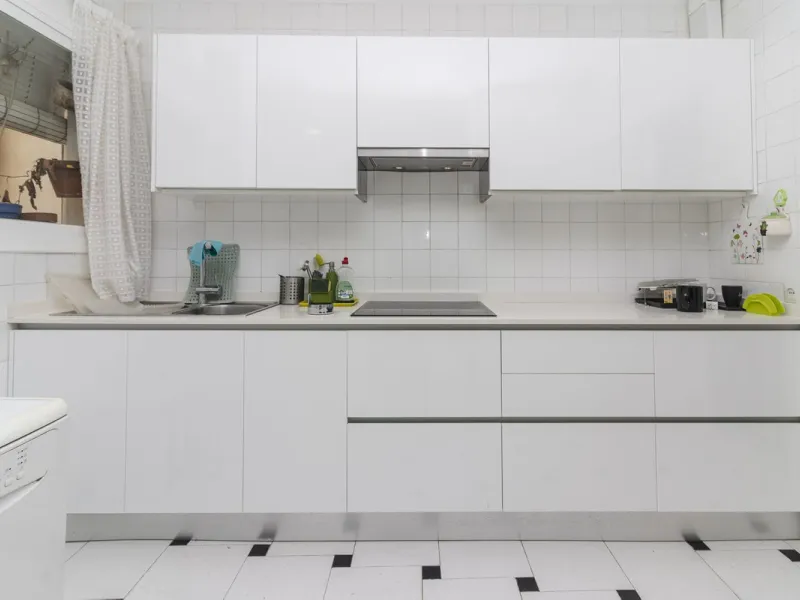 ???? Spacious Apartment on Paseo de Reding with Great Potential!