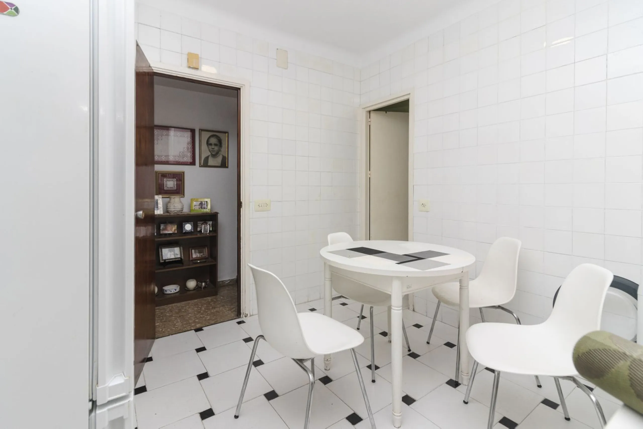 ???? Spacious Apartment on Paseo de Reding with Great Potential!