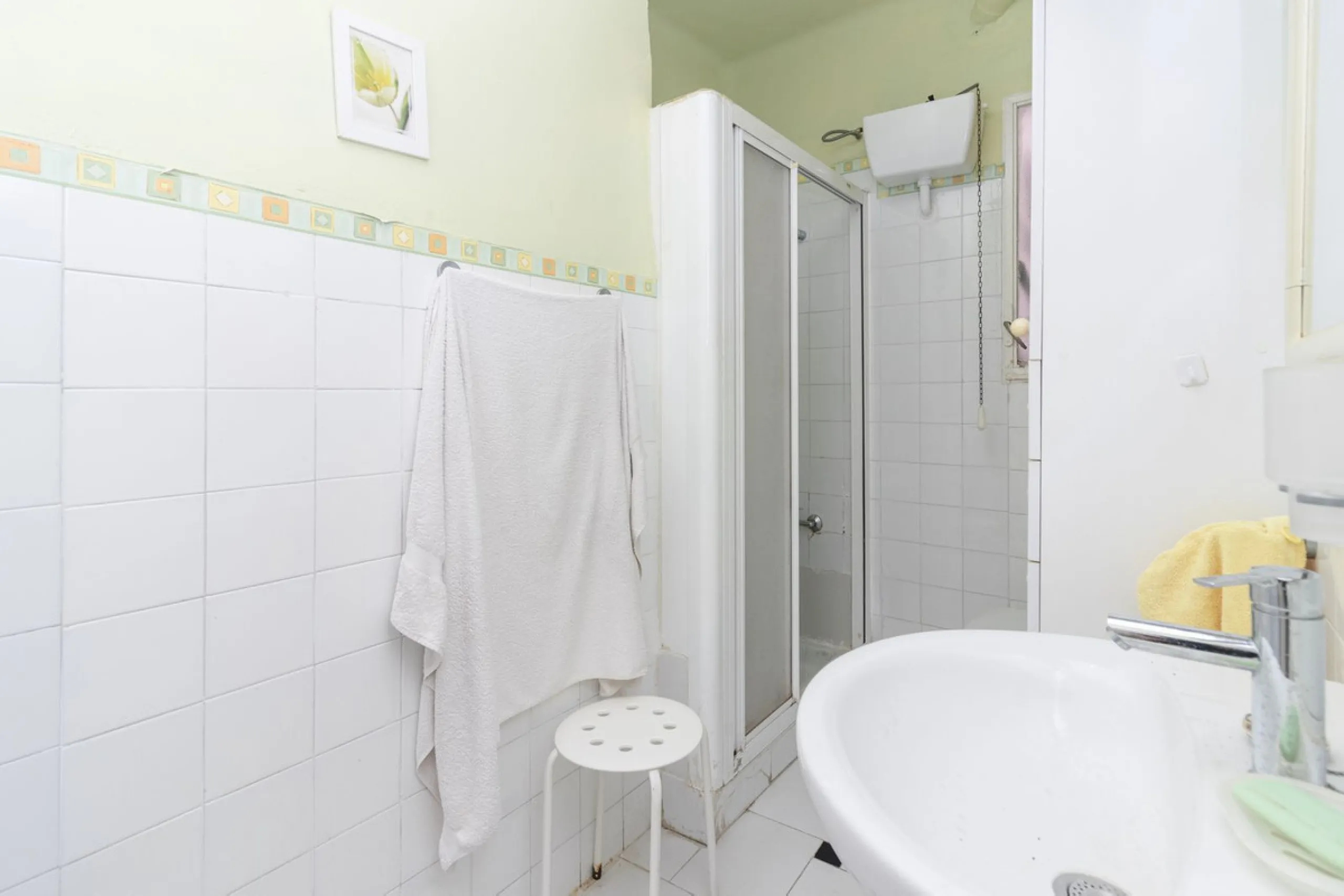 ???? Spacious Apartment on Paseo de Reding with Great Potential!