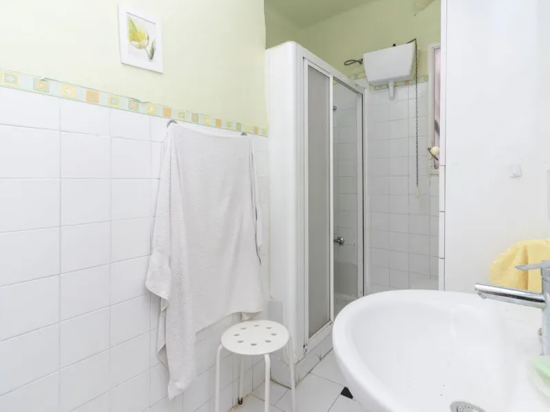 ???? Spacious Apartment on Paseo de Reding with Great Potential!