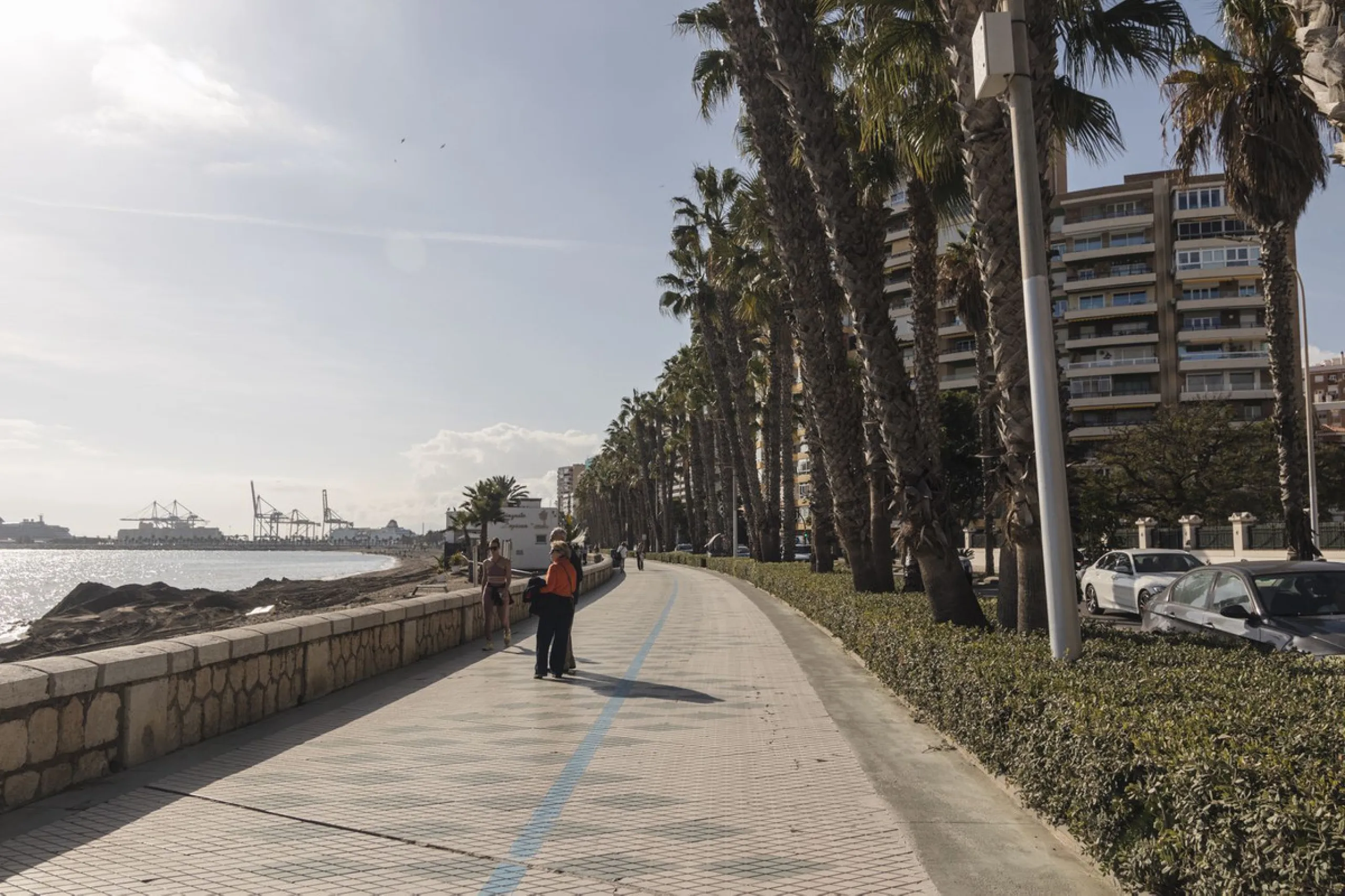 ???? Spacious Apartment on Paseo de Reding with Great Potential!