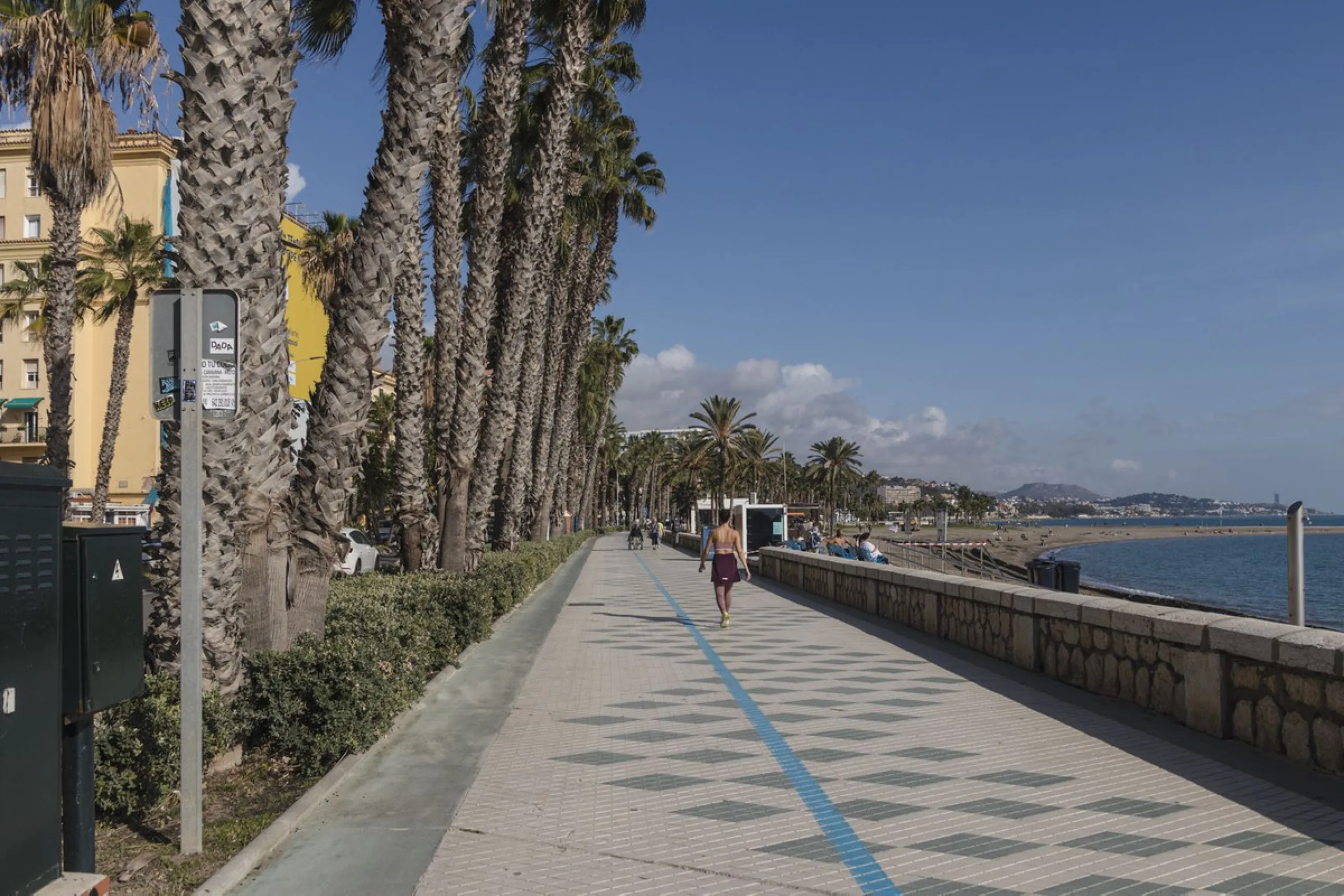 ???? Spacious Apartment on Paseo de Reding with Great Potential!