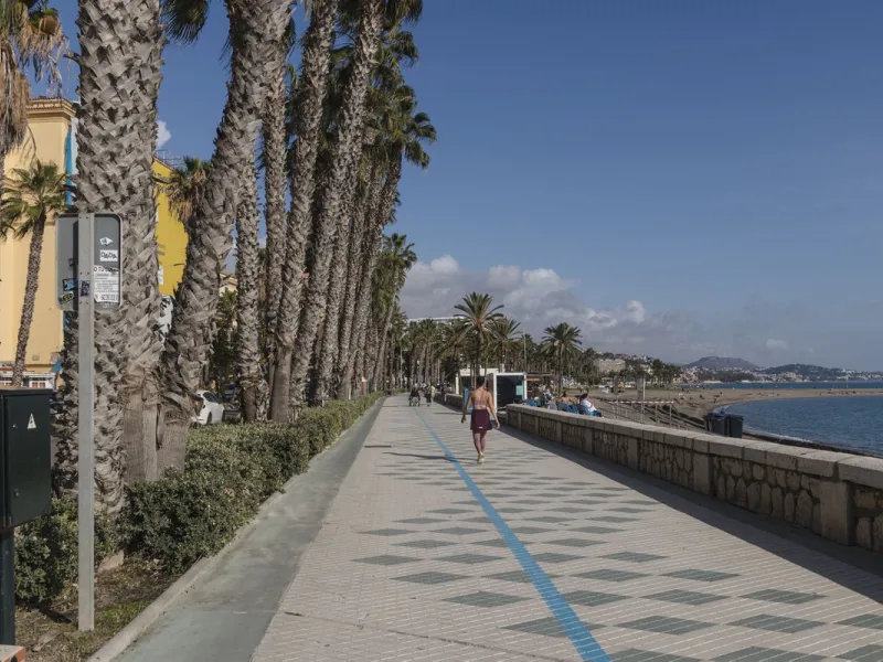 ???? Spacious Apartment on Paseo de Reding with Great Potential!