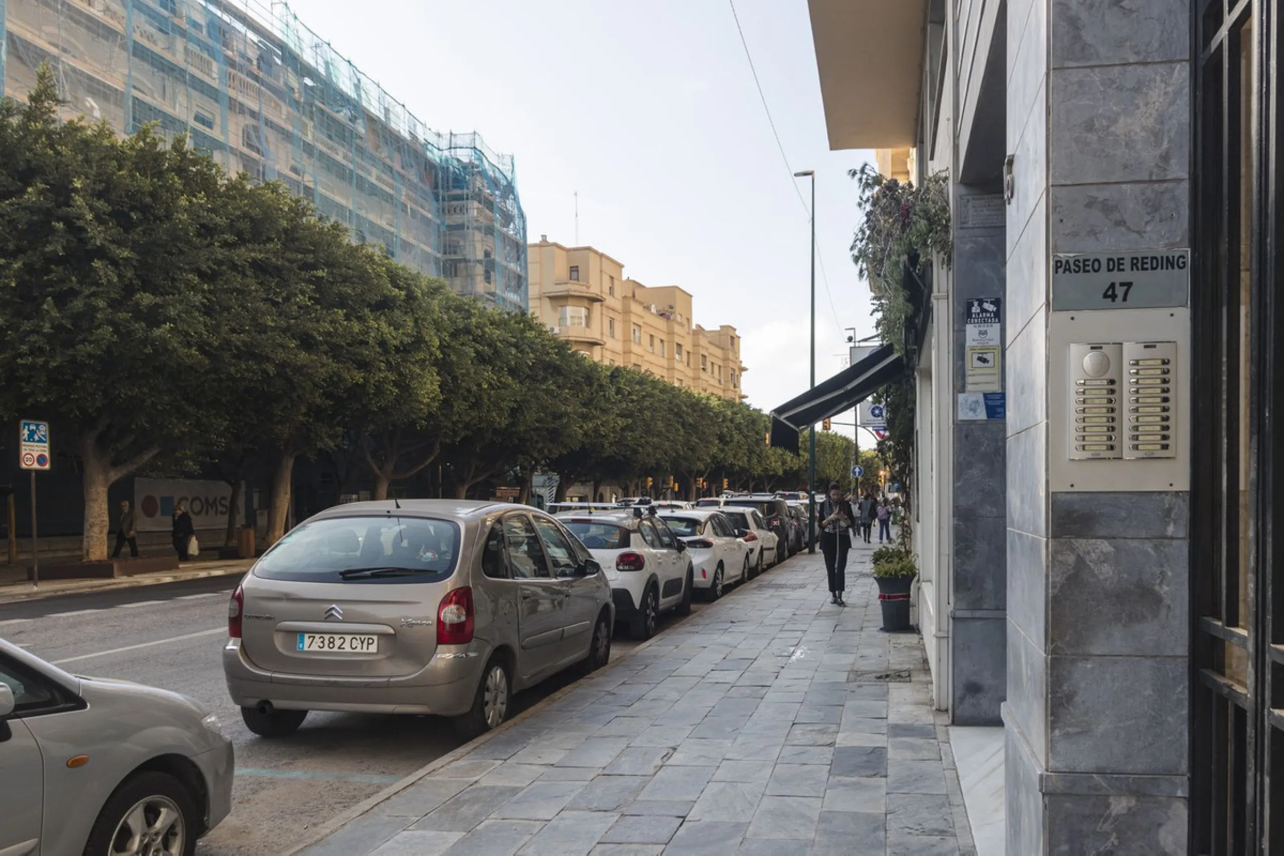 ???? Spacious Apartment on Paseo de Reding with Great Potential!