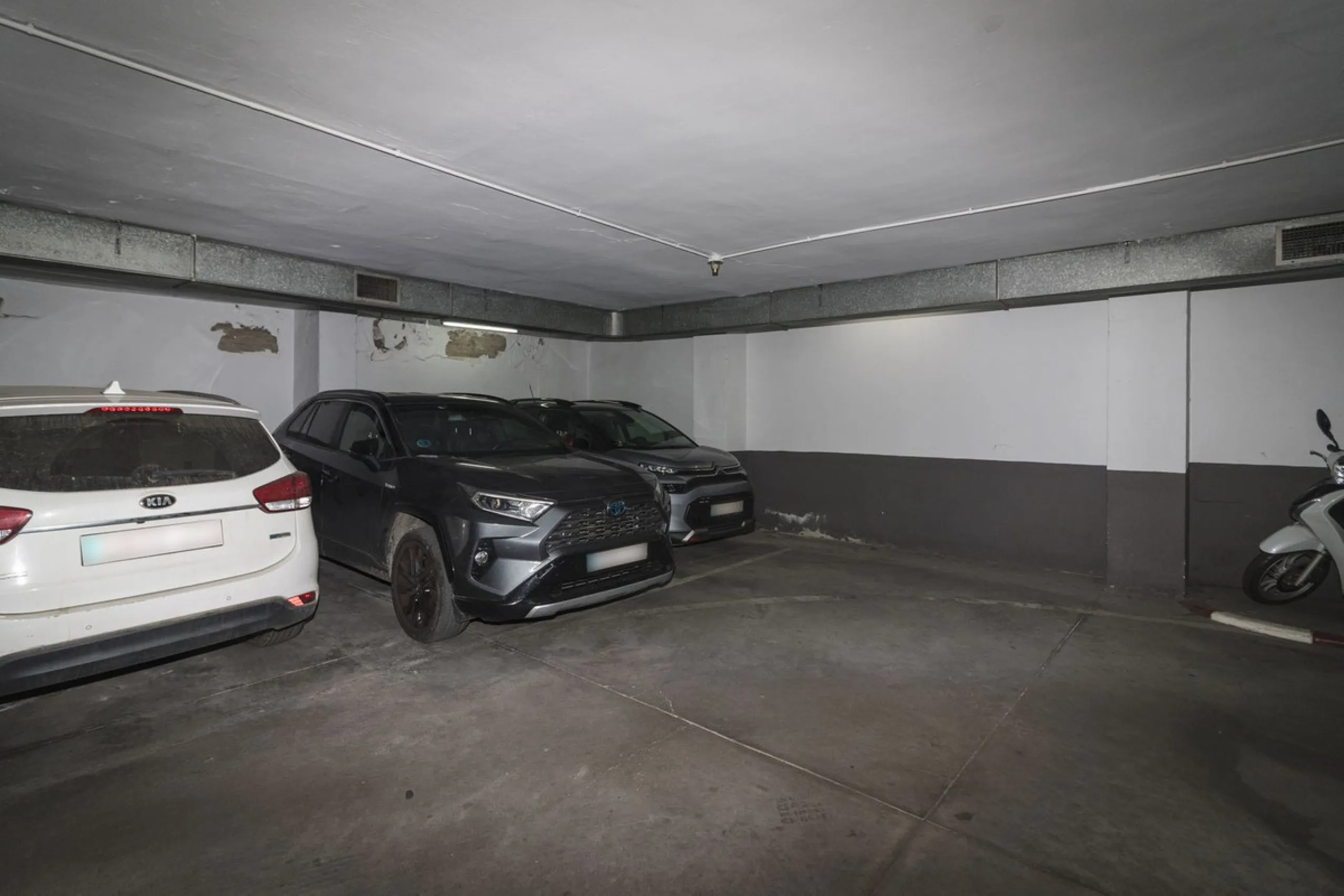 ???? Spacious Apartment on Paseo de Reding with Great Potential!