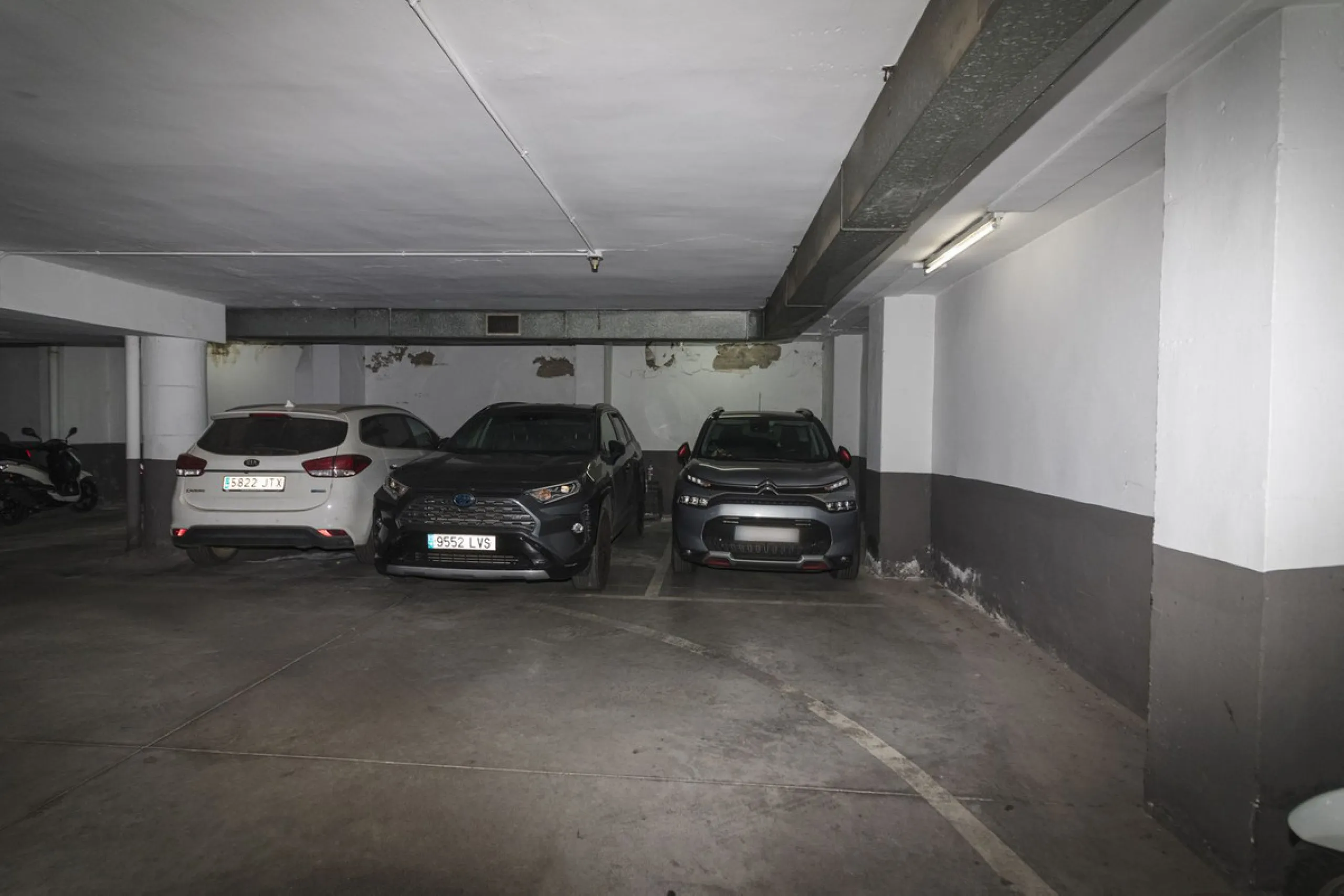 ???? Spacious Apartment on Paseo de Reding with Great Potential!