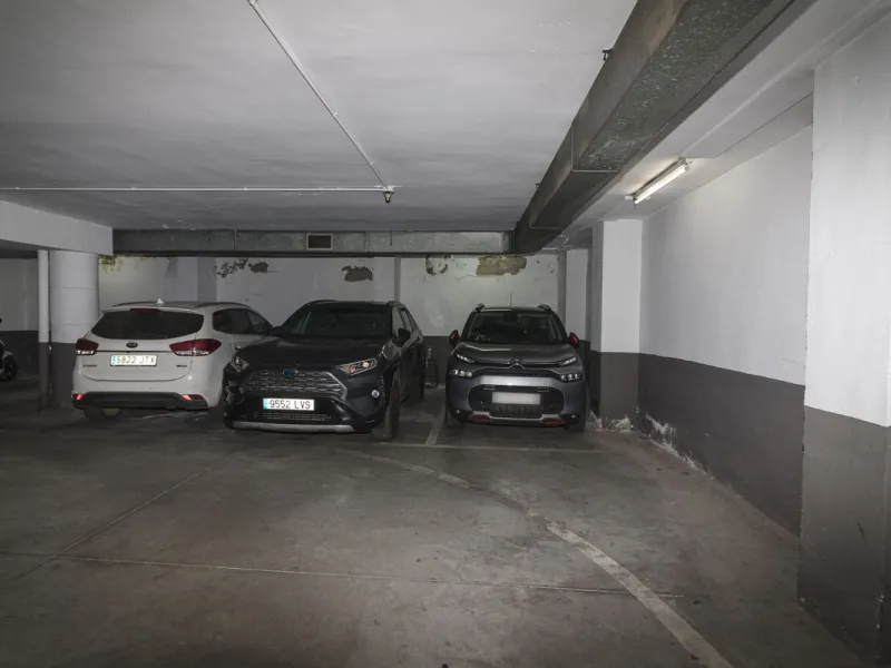 ???? Spacious Apartment on Paseo de Reding with Great Potential!