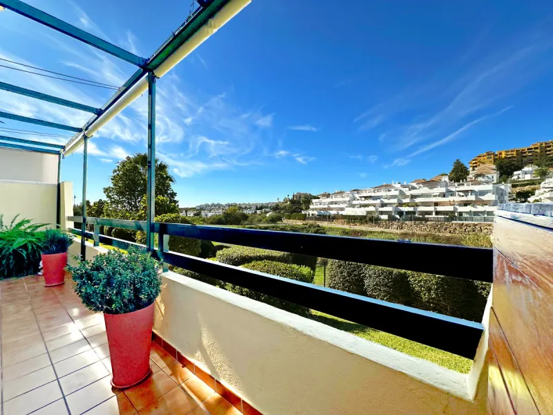 Located in the prestigious Las Joyas urbanisation, in the eastern part of Estepona, this magnificent ground-floor apartment stands out for its recent renovation and unbeatable location, just five minutes from both Estepona and San Pedro. The property comb