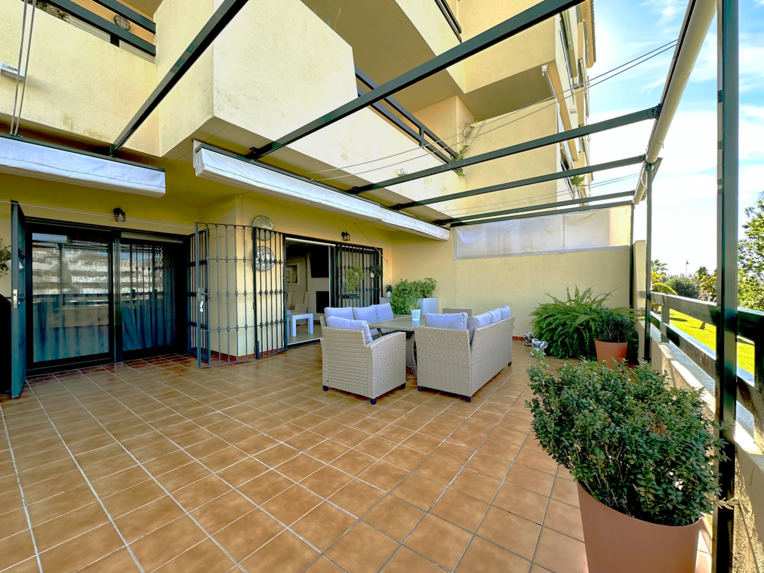 Apartment - Ground Floor Apartment в продаже в Estepona, Málaga. В доме 2 спален и 2 ванных комнат. Площадь дома 106 м²