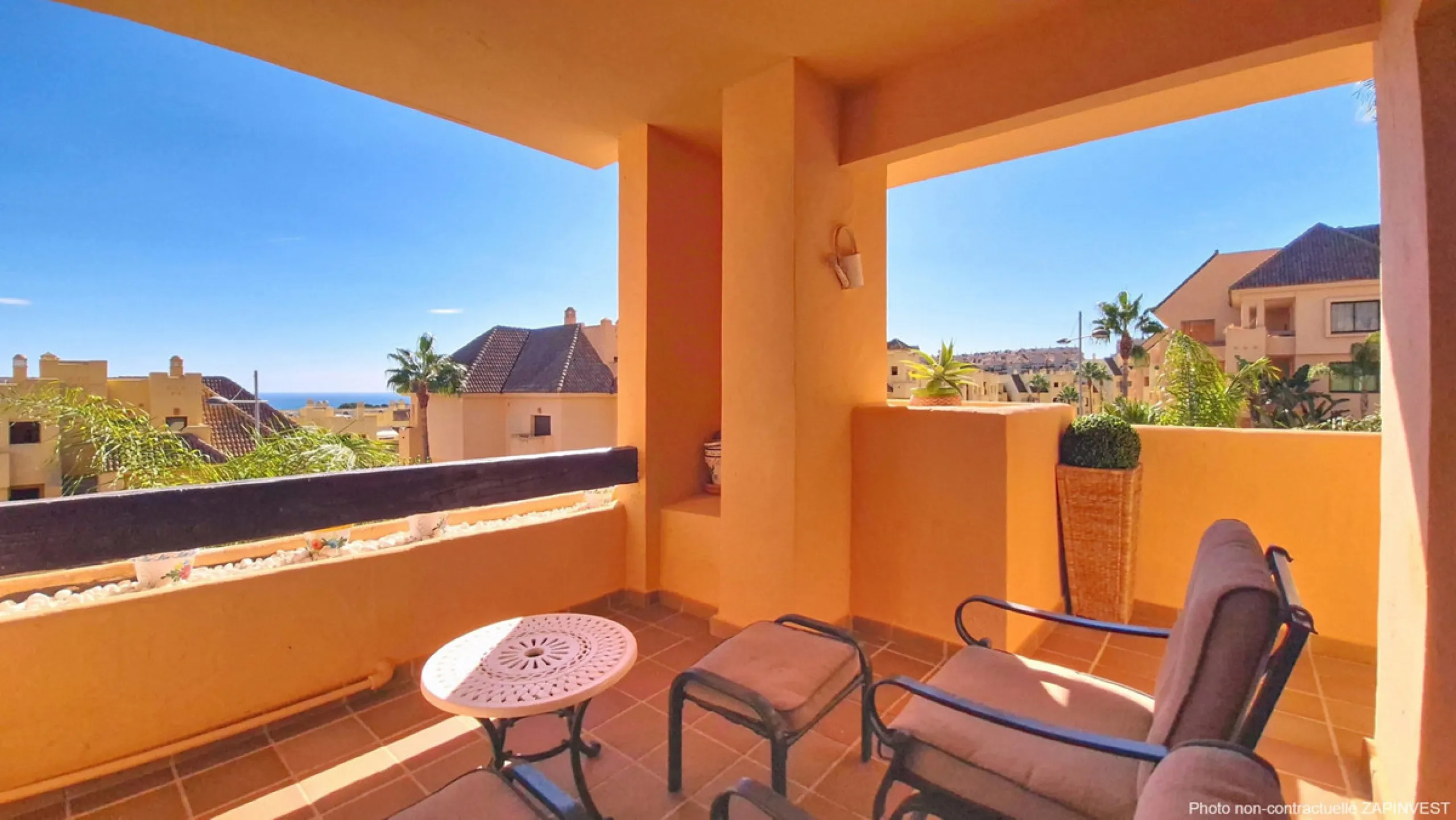 Located in a prestigious residential area close to the Duquesa marina, this apartment offers beautiful views of the sea and the golf course.