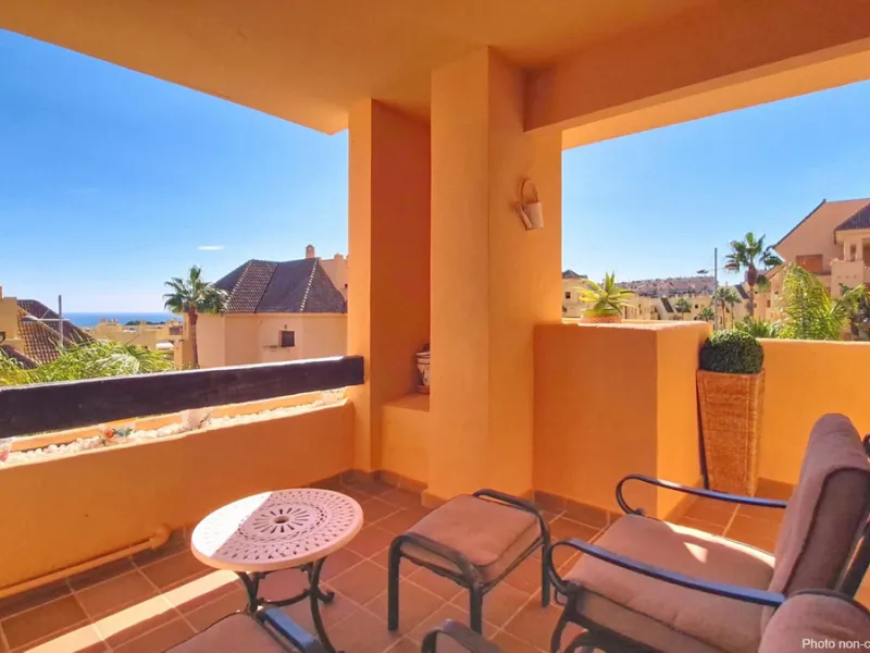 Located in a prestigious residential area close to the Duquesa marina, this apartment offers beautiful views of the sea and the golf course.
