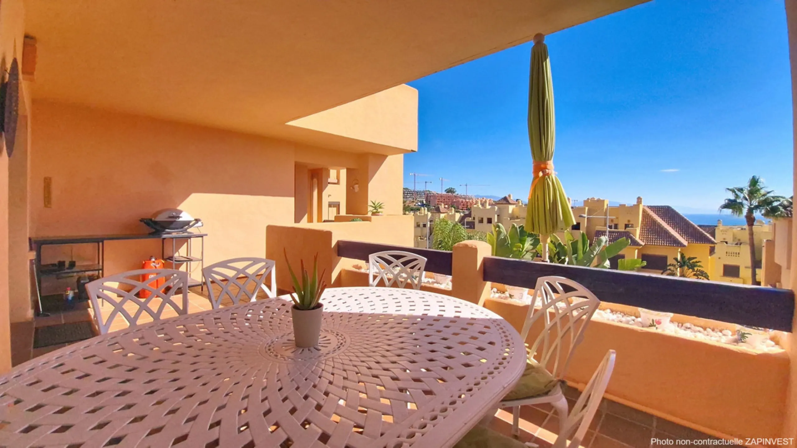 Located in a prestigious residential area close to the Duquesa marina, this apartment offers beautiful views of the sea and the golf course.