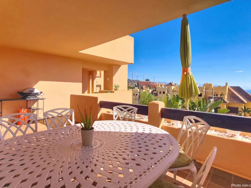 Located in a prestigious residential area close to the Duquesa marina, this apartment offers beautiful views of the sea and the golf course.