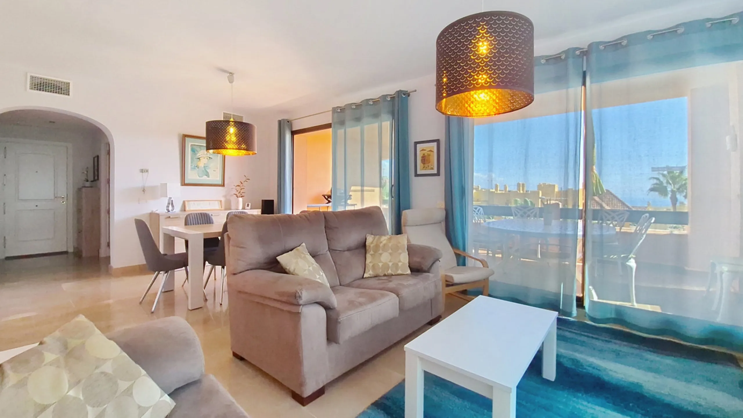 Located in a prestigious residential area close to the Duquesa marina, this apartment offers beautiful views of the sea and the golf course.