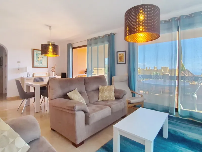 Located in a prestigious residential area close to the Duquesa marina, this apartment offers beautiful views of the sea and the golf course.