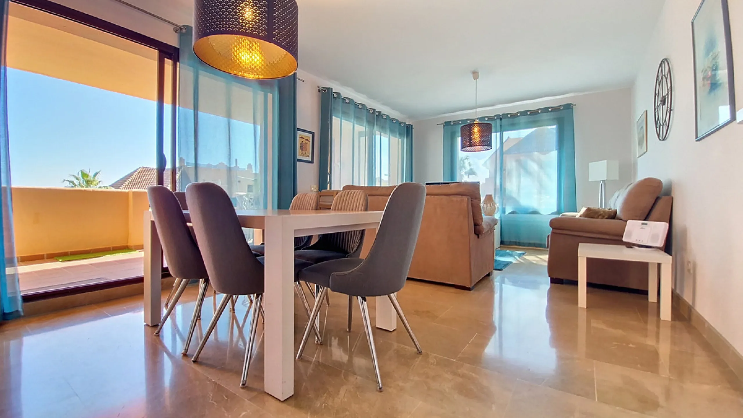 Located in a prestigious residential area close to the Duquesa marina, this apartment offers beautiful views of the sea and the golf course.