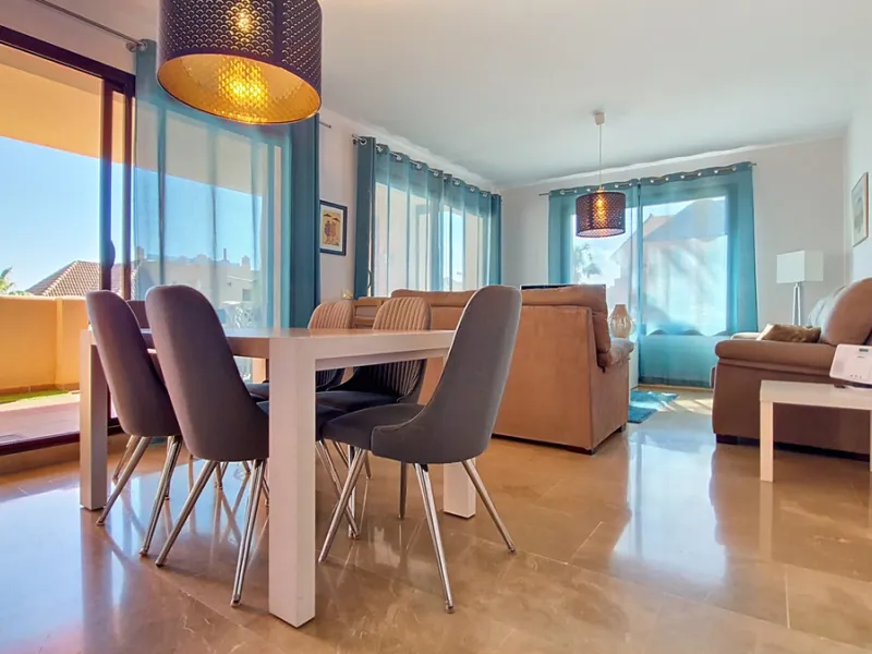 Located in a prestigious residential area close to the Duquesa marina, this apartment offers beautiful views of the sea and the golf course.