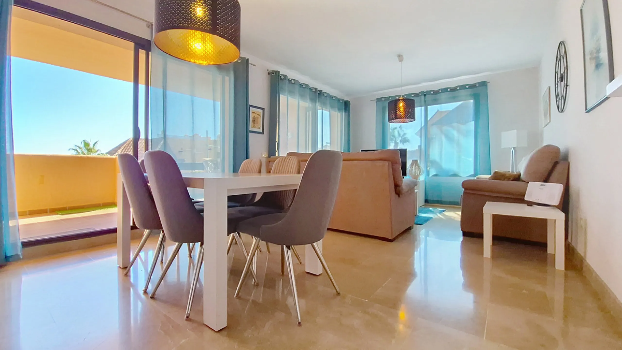 Located in a prestigious residential area close to the Duquesa marina, this apartment offers beautiful views of the sea and the golf course.