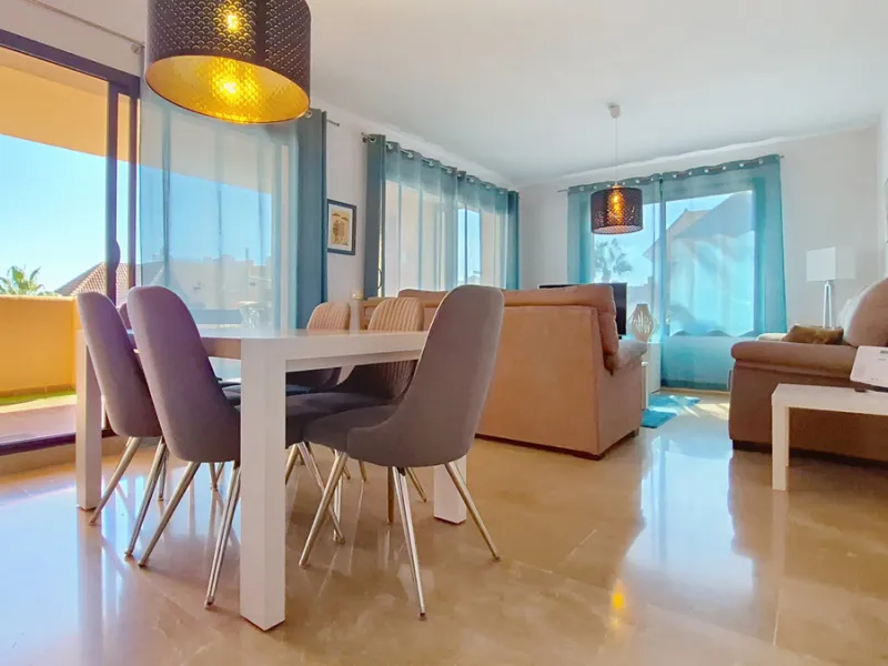 Located in a prestigious residential area close to the Duquesa marina, this apartment offers beautiful views of the sea and the golf course.