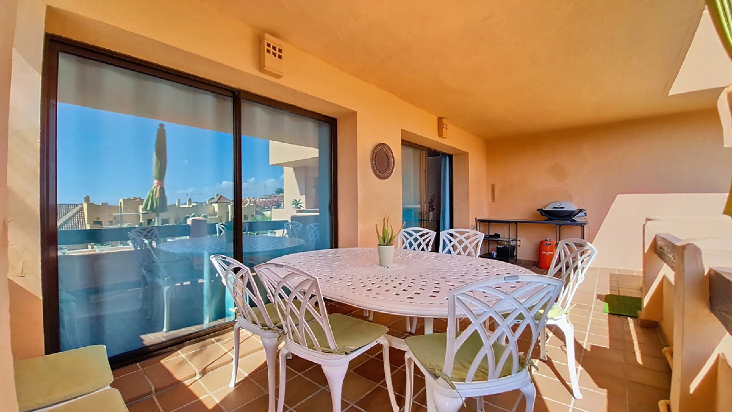Located in a prestigious residential area close to the Duquesa marina, this apartment offers beautiful views of the sea and the golf course.