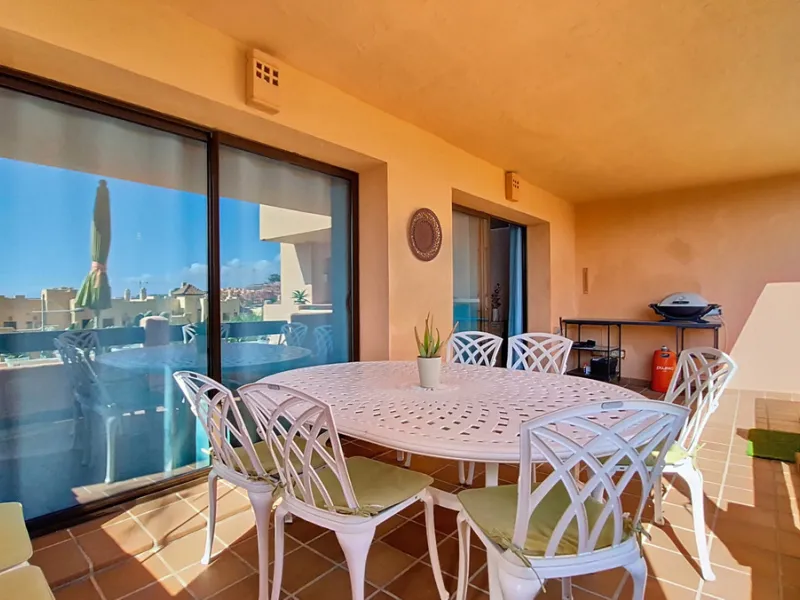 Located in a prestigious residential area close to the Duquesa marina, this apartment offers beautiful views of the sea and the golf course.