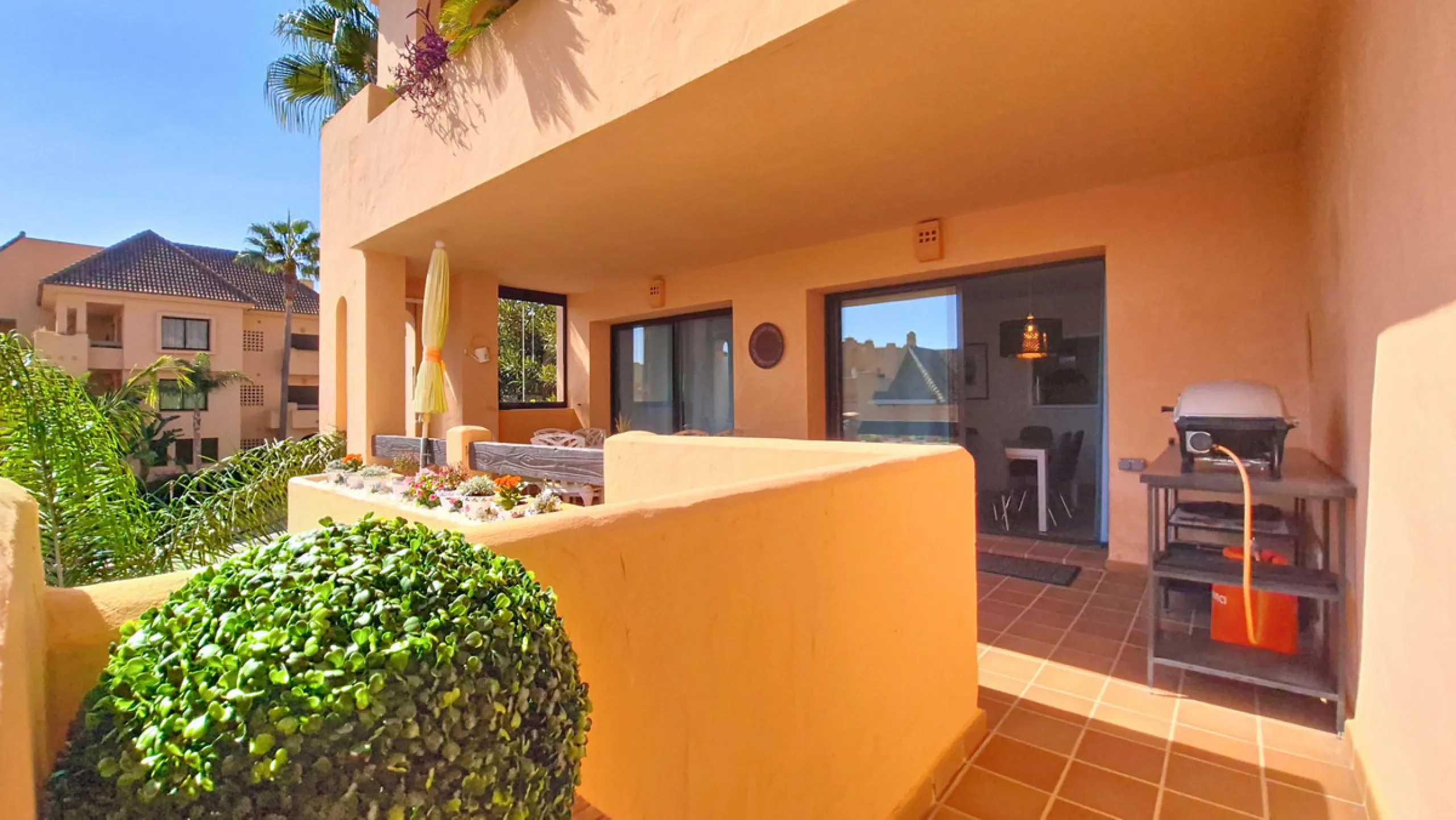Located in a prestigious residential area close to the Duquesa marina, this apartment offers beautiful views of the sea and the golf course.