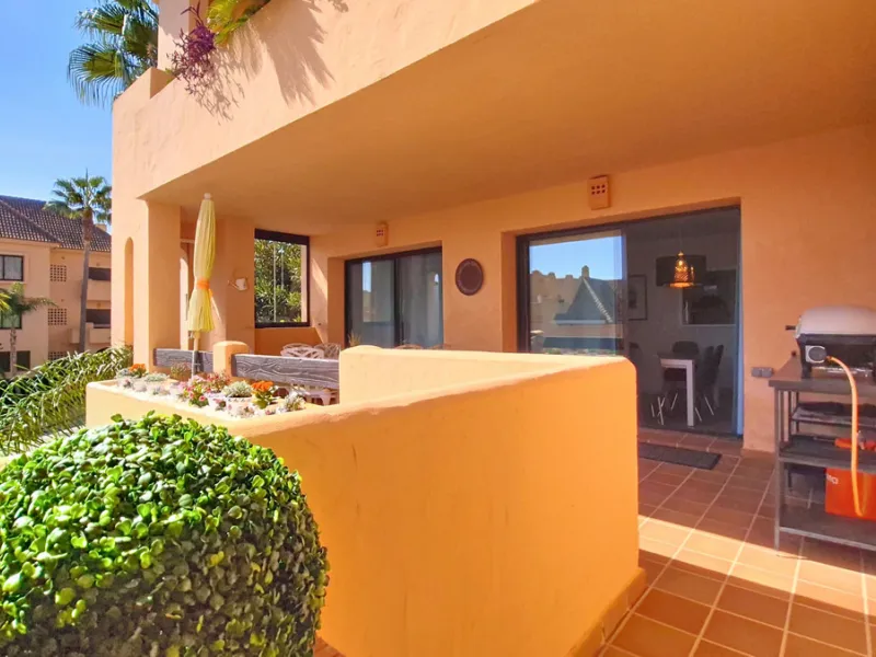 Located in a prestigious residential area close to the Duquesa marina, this apartment offers beautiful views of the sea and the golf course.